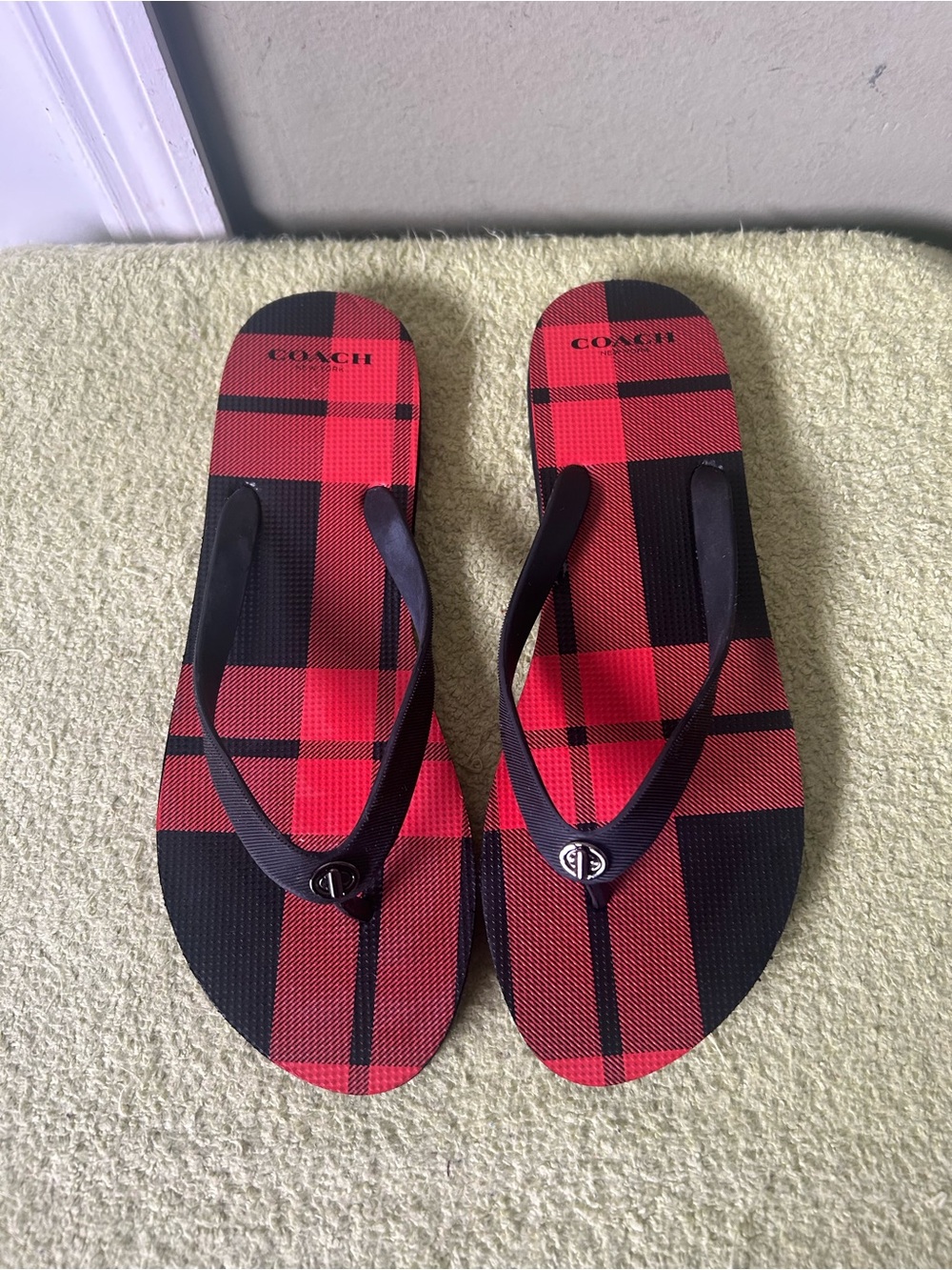 NWOT Coach Alyssa Women’s Black Red Pattern Flip Flops Slide Sandal Sz 11